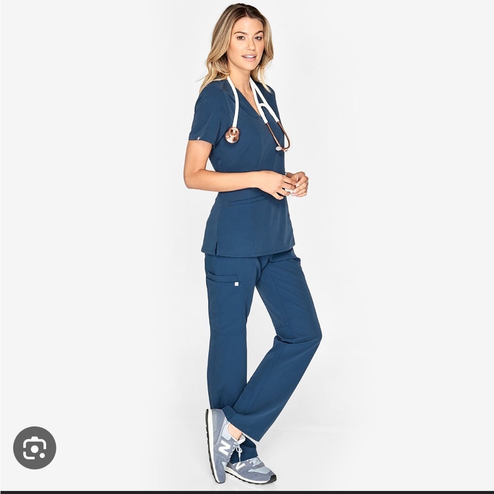 Figs dark harbor scrub set